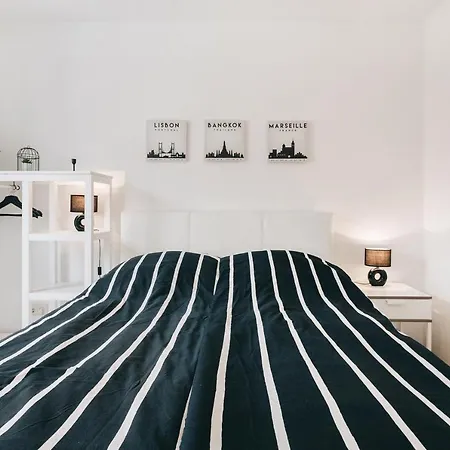 Modernes Mit Heimkino In Apartman